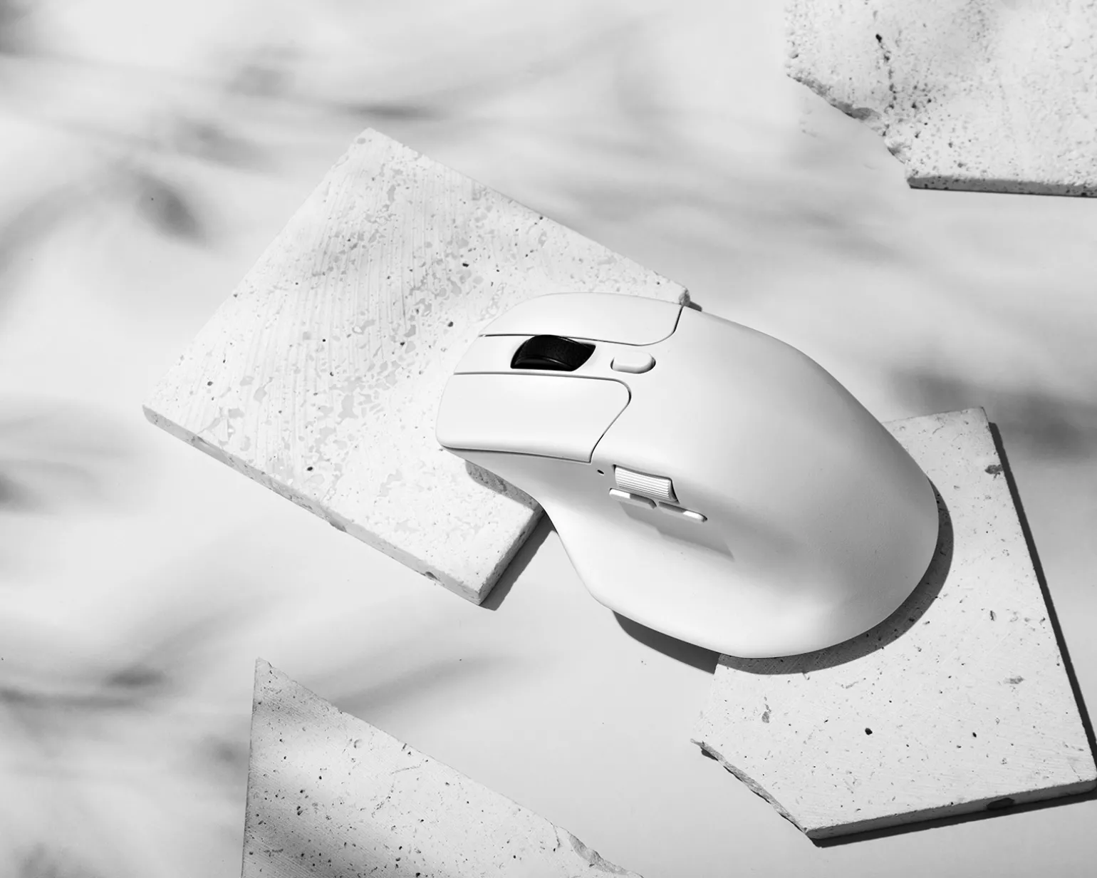 M6 4K Ergonomic Wireless Mouse - White