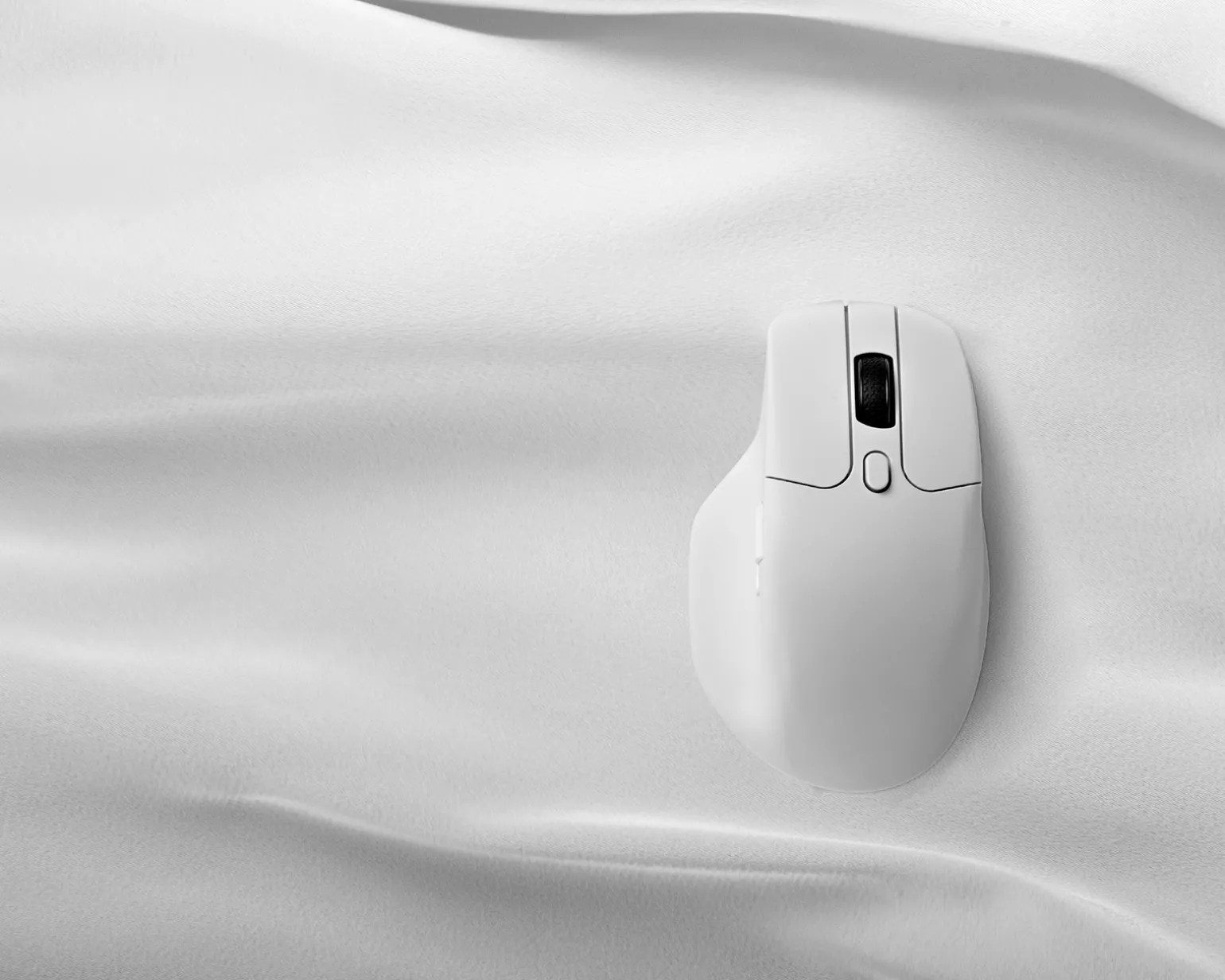 M6 4K Ergonomic Wireless Mouse - White